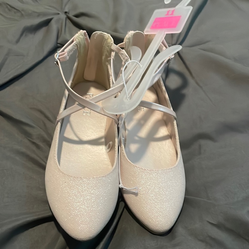 The children’s place little girls dress shoes size 11. Sparkle pink.